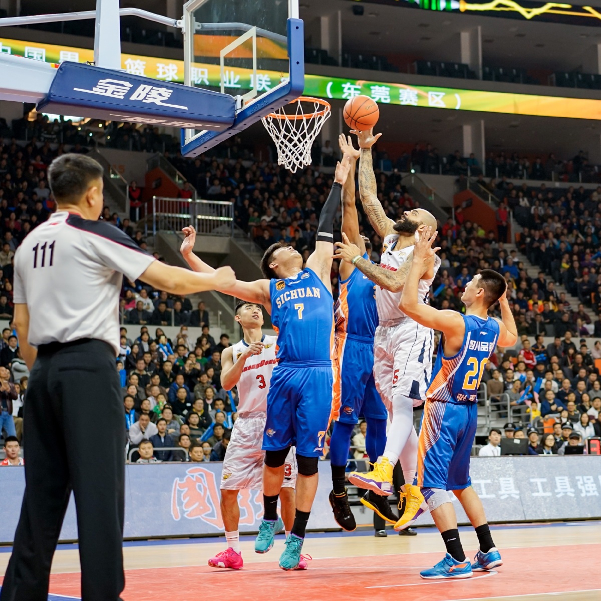 足球国足U23小将爆射破门，引网友赞叹（国足U23小将重炮破门，网友齐声点赞）