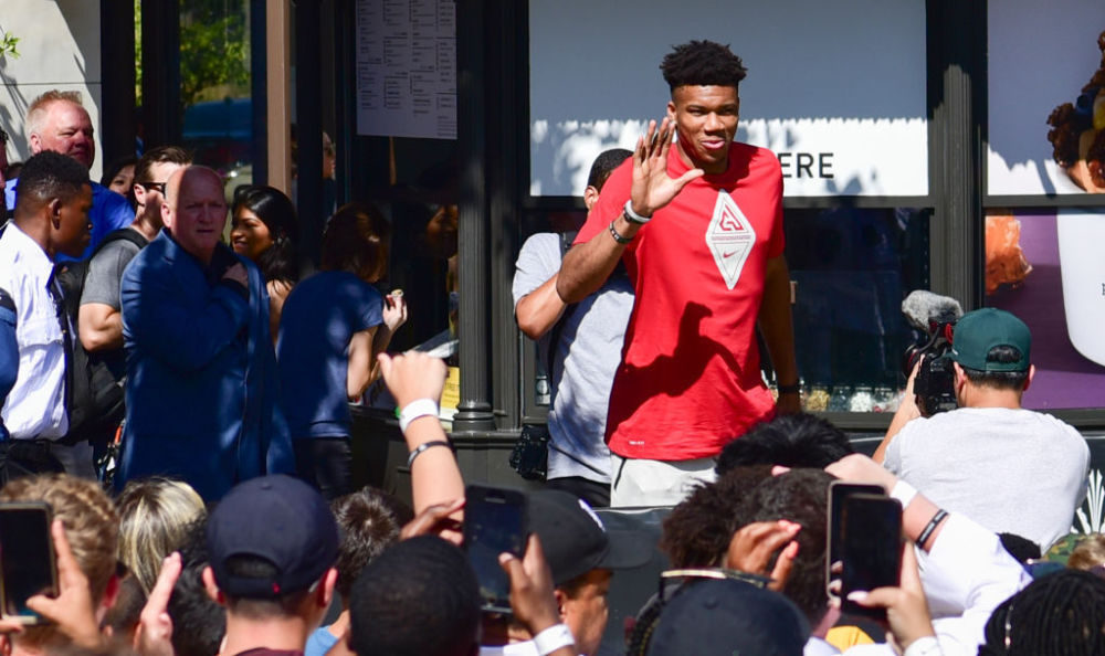 环足奖年最佳男足俱乐部候选：巴黎、切尔西、巴萨、拜仁在列（环球足球奖年度最佳男足俱乐部候选名单：巴黎、切尔西、巴萨与拜仁入围）