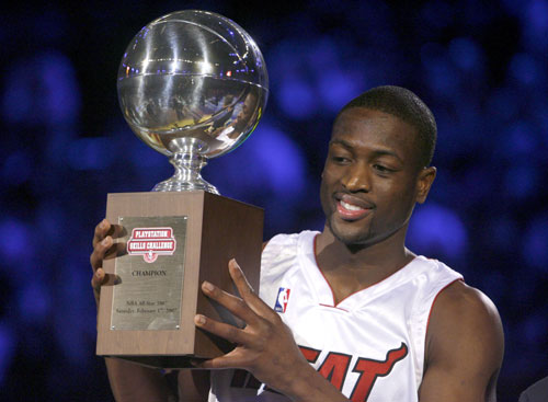 就靠高和能防！杨毅复盘火箭胜湖人 道出紫金军团惨败原因（杨毅解读火箭擒湖人：身高优势与防守强度成胜负关键，紫金军团惨败缘由揭晓）