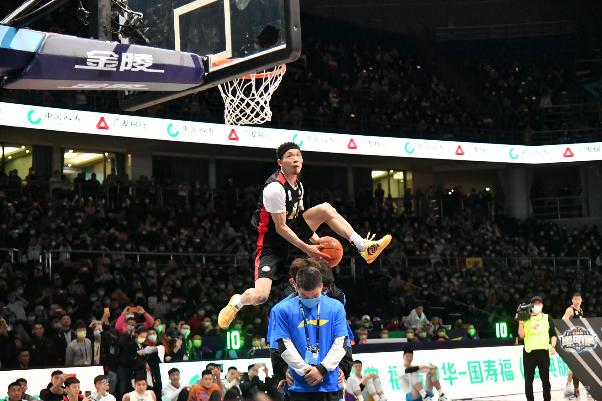 意甲第12轮纪律处罚：加斯佩里尼及两球员停赛，四队被罚款（意甲第12轮处罚通报：加斯佩里尼与两名球员停赛，四队遭罚款）