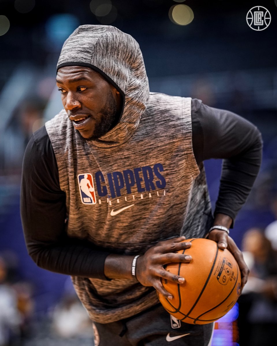 互相喂饭一起吐饼！湖人火箭两队不断出现失误 场面一团乱（湖人火箭互送失误，场面乱成一锅粥）