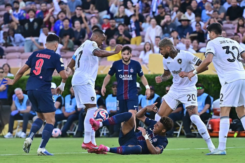 如何看待诺伊尔的失误？孔帕尼：我第一次听到这个说法（诺伊尔被指失误？孔帕尼回应：第一次听说）