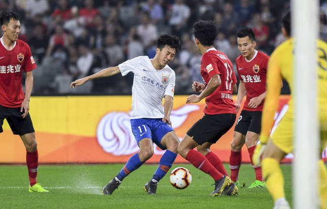 阿斯：巴萨本赛季球场外事务增多，弗里克比上赛季更加情绪化（阿斯报：巴萨本季场外风波增多，弗里克较上赛季更显情绪化）