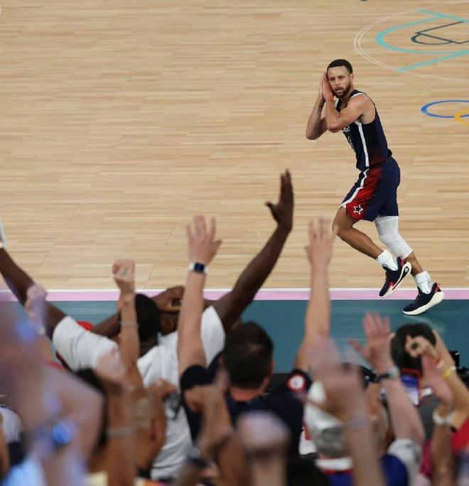 欧冠赛前穆里尼奥与两名昔日弟子重逢，并亲吻了斯内德的光头（欧冠赛前，穆里尼奥与两位旧将相聚，还亲吻斯内德的光头）