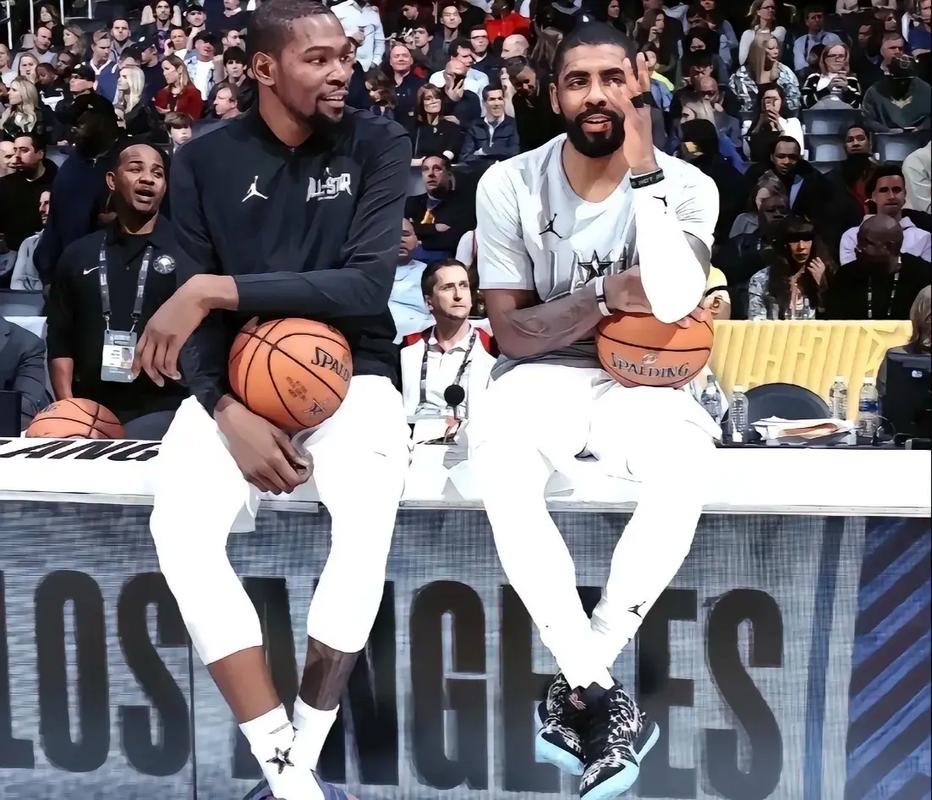 利物浦主帅斯洛特欢迎萨拉赫回归，但其状态仍存疑，萨拉赫将对阵布莱顿，未来决定尚不确定。（利物浦主帅斯洛特欢迎萨拉赫归队，状态仍成疑；将战布莱顿，未来未明）