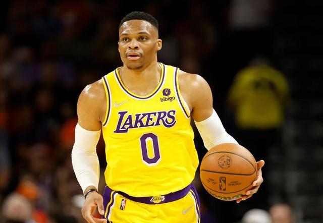 狄龙：我今天打得太软了，我应该去制造更多对抗而不是让阿伦去（狄龙反思：今天我打得太软，制造对抗该由我来而非阿伦）