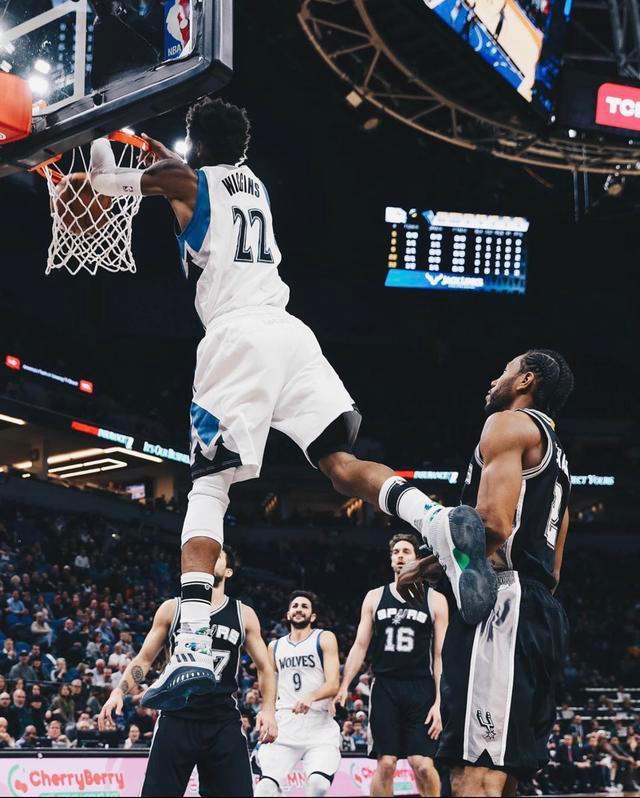 王楚钦为何仰天大笑？原因找到，谁注意孙颖莎的反应（王楚钦仰天大笑之谜揭晓，你注意到孙颖莎的反应了吗）