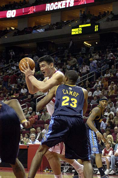 巴萨梅西任意球破门助球队领先（梅西任意球建功，巴萨先拔头筹）