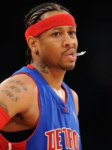 NBA：勇士险胜小牛 库里关键三分救主（NBA：勇士惊险击败小牛 库里关键三分力挽狂澜）