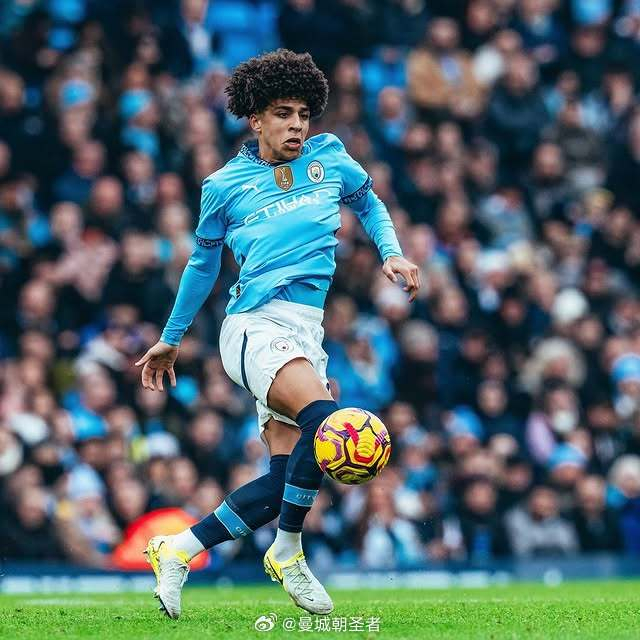 九人皇马主场输球，转播镜头拍到贝林辱骂四官：你XX的白痴（皇马仅剩9人主场失利，转播镜头疑捕捉贝林怒喷第四官员）