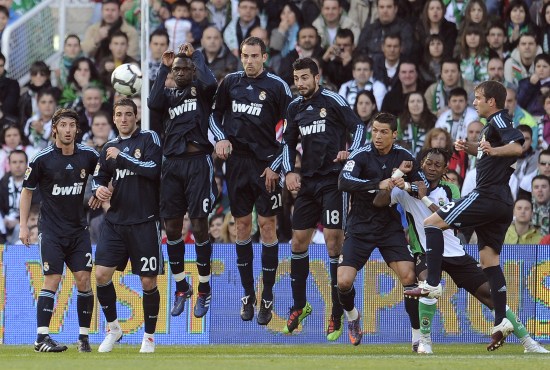 无敌影响力！文班上半场出战7分19秒，期间雷霆只得到4分（统治力爆棚！文班上半场仅打7分19秒，雷霆这段时间只拿4分）