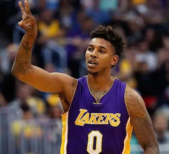 为何亲斯内德？穆帅：斯内德给了我三冠王，那是最棒的一年（穆帅谈为何偏爱斯内德：他助我夺三冠，那是我最好的一个赛季）