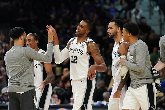 吕迪格的防守是站在那里干瞪嘛，比斯洛特先下课的估计是阿隆索（吕迪格防守宛如站桩发呆，先于斯洛特下课的恐怕是阿隆索）