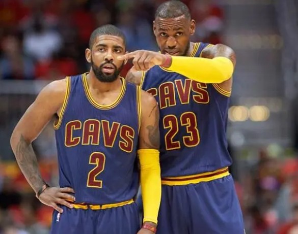 王楚钦香港机场疲惫不堪，高强度赛程下困意难掩（高强度征战后，王楚钦在香港机场难掩疲态）