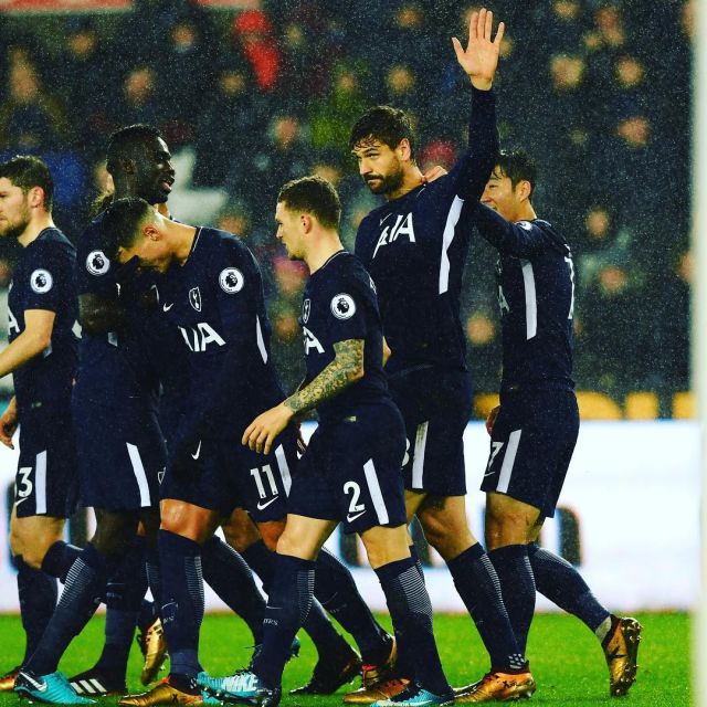 德甲生涯第10次戴帽，凯恩赛后将比赛用球带走收藏（凯恩德甲生涯第10次上演帽子戏法，赛后捧走比赛用球留作纪念）